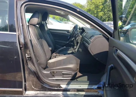 2017 Volkswagen Passat 1.8T R-Line z USA, uszkodzony, nr VIN 1VWDT7A30HC063908